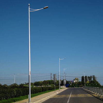kupować Customizable Design Solar Street Light Pole Hot Dip Galvanized Steel For Outdoor Lighting Needs online manufacture